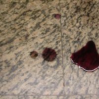 bloodstain vlek op behandel natuursteen